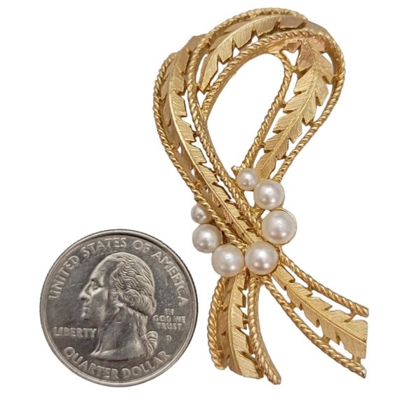 Trifari Crown Over T Gold Tone Faux Pearl Leafy Ribbon Knot Textured Brooch E122 - Picture 7 of 10